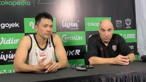 Ponsianus Nyoman Indrawan atau Komink bersama pelatih Bali United Basketball Anthony Garbelotto di GOR Merpati, Denpasar, Kamis (6/7/2023).