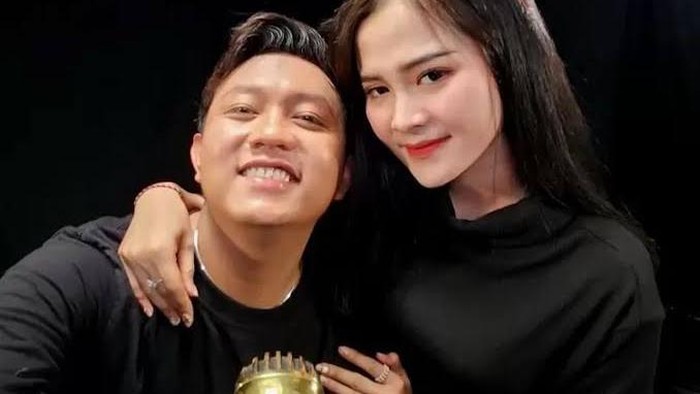 Potret Bella Bonita, Kekasih Denny Caknan yang Doyan Ngop