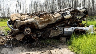 Penampakan Mobil Jadi Rongsokan Gegara Kebakaran Hutan di Kanada