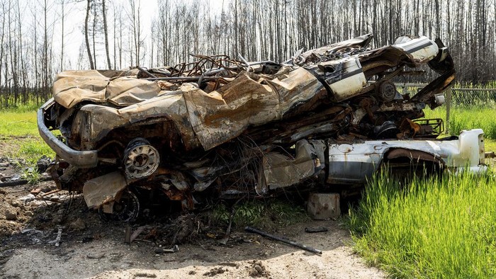 Kebakaran hutan masih melanda Kanada. Selain mengakibatkan hutan gundul, kebakaran juga membuat sejumlah mobil hangus dan menjadi rongsokan.