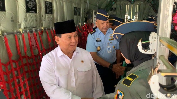 Prabowo saat salami teknisi perempuan di Pesawat C-130J Super Hercules A-1340.