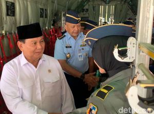 Saat Prabowo Bangga Ada Teknisi Perempuan di Pesawat Super Hercules C-130J