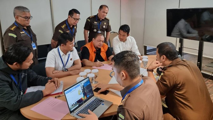 Proses penyerahan Terbit Rencana Perangin Angin ke jaksa dalam perkara TPPO
