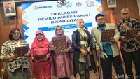 Penyanyi difabel, Putri Ariani ikut mendeklarasikan pemilu yang menjamin akses difabel dalam Deklarasi Pemilu Akses Ramah Disabilitas di Jakarta, Kamis (6/7/2023).  