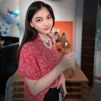 Ini penampilan Raihana Zemma Gunawan yang terlihat stylish dengan setelan kemeja merah dan bawahan hitam. Kalung etnik yang digunakannya membuat penampilan lebih semarak. Foto: Instagram @officialputeriremajajakarta, @raihana_zemma