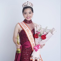 Ini potret Raihana Zemma Gunawan saat terpilih menjadi Putri Batik Remaja DKI Jakarta 2023. Ia tampak cantik dan anggun mengenakan gaun brokat merah. Foto: Instagram @officialputeriremajajakarta, @raihana_zemma