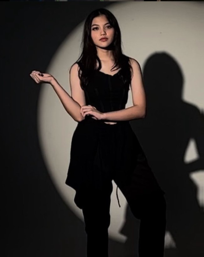 Raihana Zemma Gunawan merupakan putri Sahrul Gunawan dan Indriani Hadi. Kini Raihana tinggal bersama sang ibunda setelah bercerai dengan Sahrul Gunawan. Foto: Instagram @officialputeriremajajakarta, @raihana_zemma