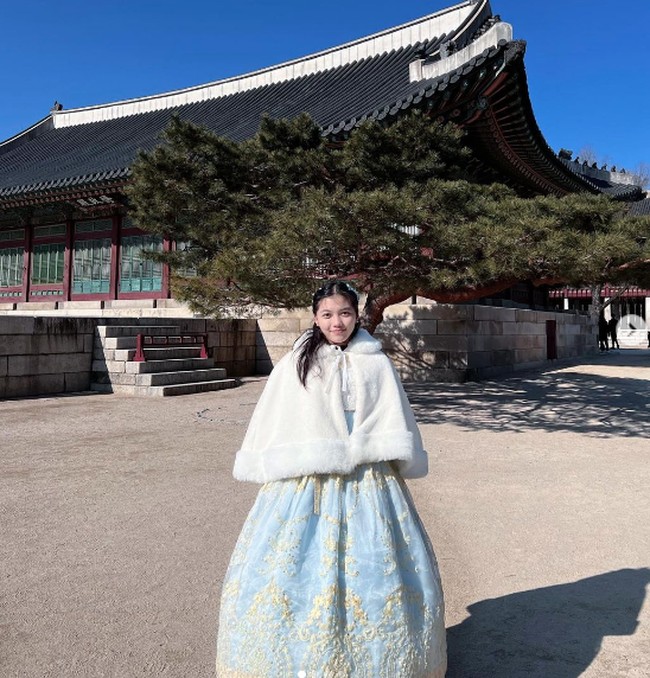 Manisnya penampilan Raihana Zemma Gunawan saat berlibur ke Korea Selatan. Ia mengenakan hanbok warna cerah bernuansa biru muda.  Foto: Instagram @officialputeriremajajakarta, @raihana_zemma