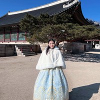 Manisnya penampilan Raihana Zemma Gunawan saat berlibur ke Korea Selatan. Ia mengenakan hanbok warna cerah bernuansa biru muda.  Foto: Instagram @officialputeriremajajakarta, @raihana_zemma