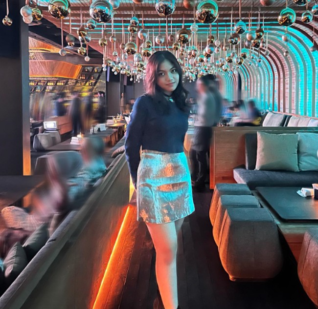 Raihana Zemma Gunawan tampil stylish dengan setelan rok pendek warna metalik dan atasan hitam. Tak heran bila kini ia masuk grand finalis Puteri Remaja DKI Jakarta 2023. Foto: Instagram @officialputeriremajajakarta, @raihana_zemma