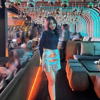 Raihana Zemma Gunawan tampil stylish dengan setelan rok pendek warna metalik dan atasan hitam. Tak heran bila kini ia masuk grand finalis Puteri Remaja DKI Jakarta 2023. Foto: Instagram @officialputeriremajajakarta, @raihana_zemma