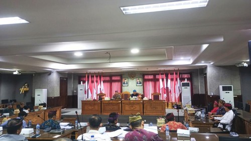 Komisi I dan II DPRD Kabupaten Karangasem saat rapat kerja dengan OPD di gedung DPRD Karangasem, Kamis (6/7/2023). Legislatif dan eksekutif membahas pembangunan resor di Desa Bugbug dan sepakat membentuk pansus.