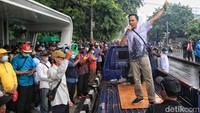Aksi tetap berlangsung meski gerimis terus mengguyur. MUI sebelumnya telah mengeluarkan fatwa yang mengatur bila seorang wanita menjadi khatib Salat Jumat di hadapan para jemaah laki-laki maka Salat Jumatnya menjadi tak sah. Hal ini tertuang Fatwa MUI Nomor 38 Tahun 2023 tentang Wanita Menjadi Khatib Dalam Rangkaian Salat Jumat.