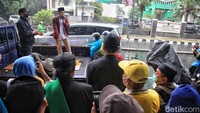 Ratusan pendukung Al Zaytun terpantau ramai sejak pagi untuk ikut unjuk rasa. Selain itu, pimpinannya Panji Gumilang sempat melontarkan pelbagai pernyataan kontroversial yang dianggap menghina agama.
