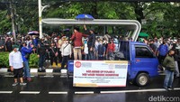 Sebuah spanduk yang bertuliskan bahwa MUI diduga melanggar UU No. 16 Tahun 2017 terpasang di mobil bak. Mabes Polri juga telah membuka penyidikan dugaan penistaan agama yang dilakukan Panji Gumilang. Penyidik Bareskrim telah memeriksa Panji beberapa hari lalu.