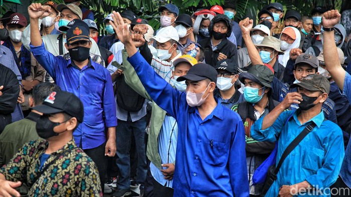 Ratusan Pendukung Al Zaytun Demo MUI Tuntut Tidak Melebihi Kewenangannya Pendukung Pondok Pesantren Al-Zaytun menggelar unjuk rasa di depan Kantor MUI Pusat. Mereka menuntut MUI agar tidak melebihi kewenangannya.