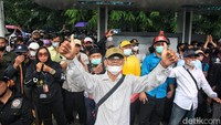 Para pendukung Pondok Pesantren Al-Zaytun melakukan aksi unjukrasa di depan Kantor MUI Pusat, Jl Proklamasi, Jakarta, Kamis (6/7/2023).