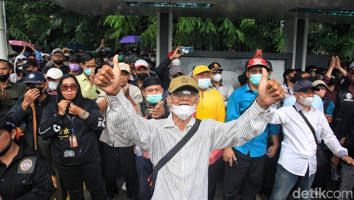 Ratusan Pendukung Al Zaytun Demo MUI Tuntut Tidak Melebihi Kewenangannya Pendukung Pondok Pesantren Al-Zaytun menggelar unjuk rasa di depan Kantor MUI Pusat. Mereka menuntut MUI agar tidak melebihi kewenangannya.