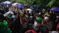 Sebagian dari mereka mengenakan payung selama unjuk rasa berlangsung. Fatwa ini dikeluarkan untuk merespons pernyataan Panji yang sempat mengisyaratkan membolehkan santri putri untuk menjadi khatib Salat Jumat.