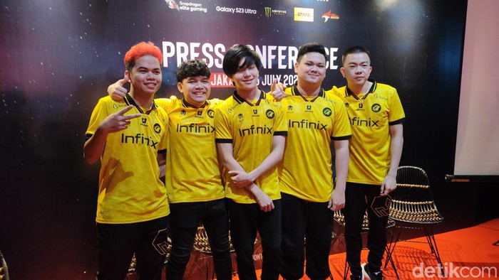 Chou menjadi salah satu hero Mobile Legends yang saat ini tengah digandrungi gamer. Fleksibilitas yang dimilikinya, menjadi nilai lebih. Entah ingin berperan sebagai tukang pukul di exp lane, atau menjadi bodyguard bagi timnya. Nah ada tips build item dan emblem Chou dari Onic Kiboy, MVP MSC 2023.