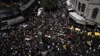 Ribuan warga Palestina ikuti proses pemakaman tersebut.  
