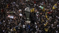 Begini foto udara saat warga anter jenazah korban tewas ke pemakaman.  