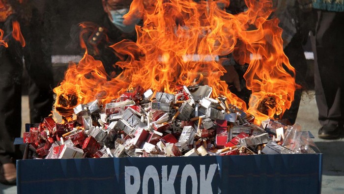 Unsur Forum Koordinasi Pimpinan Daerah (Forkopimda) memusnahkan berbagai merek rokok illegal di Kantor Pengawasan dan Pelayanan Bea dan Cukai Lhokseumawe, Aceh, Kamis (6/7/2023). Pemusnahan sebanyak 1.176.744 batang rokok illegal dengan cara dibakar tersebut merupakan hasil penindakan dari 744 operasi rokok ilegal di lima kabupaten/kota di Aceh dengan kerugian negara mencapai Rp1,2 miliar. ANTARA FOTO/Rahmad/tom.