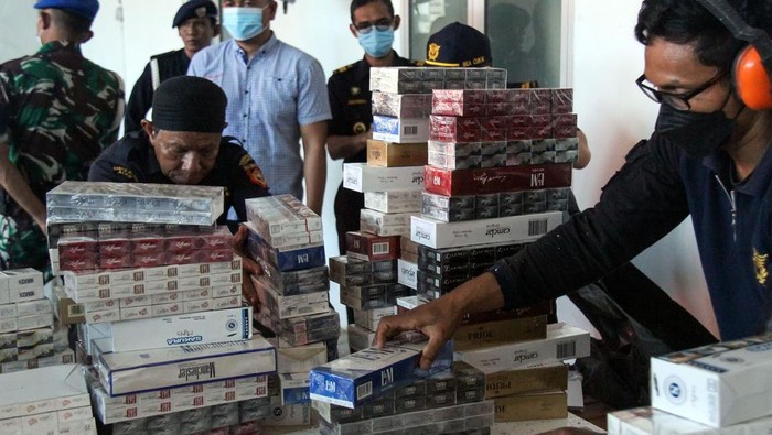 Unsur Forum Koordinasi Pimpinan Daerah (Forkopimda) memusnahkan berbagai merek rokok illegal di Kantor Pengawasan dan Pelayanan Bea dan Cukai Lhokseumawe, Aceh, Kamis (6/7/2023). Pemusnahan sebanyak 1.176.744 batang rokok illegal dengan cara dibakar tersebut merupakan hasil penindakan dari 744 operasi rokok ilegal di lima kabupaten/kota di Aceh dengan kerugian negara mencapai Rp1,2 miliar. ANTARA FOTO/Rahmad/tom.