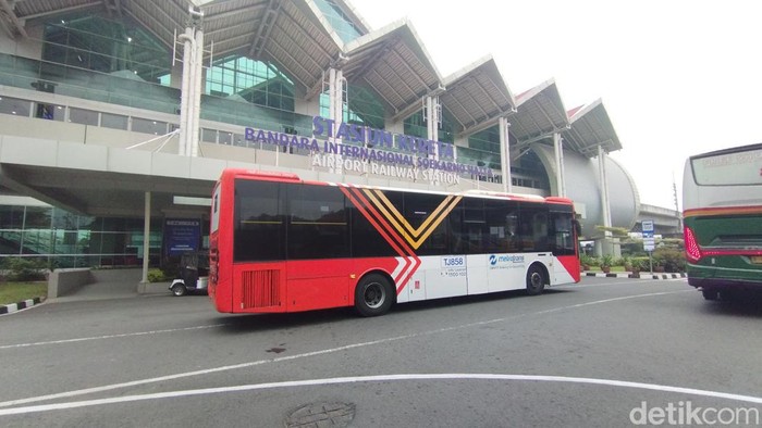 Rute bus TransJakarta ke Bandara Soekarno-Hatta (Soetta) masih diuji coba. Namun, warga yang menggunakan bus TransJ rute Soetta masih sepi. (Brigitta B/detikcom)