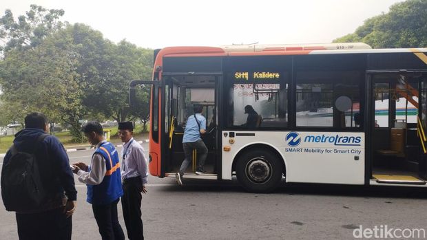 Rute bus TransJakarta ke Bandara Soekarno-Hatta (Soetta) masih diuji coba. Namun, warga yang menggunakan bus TransJ rute Soetta masih sepi. (Brigitta B/detikcom)