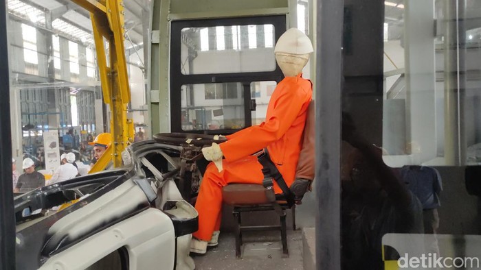 Salah satu karoseri bus di Jawa Tengah, Laksana, melakukan uji ketahanan produknya terhadap benturan. Kamis (6/7/2023).
