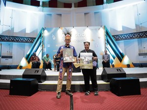 Sandiaga Puji Baju Karya Anak Muda Papua Youth Creative Hub