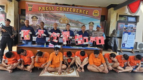 Satnarkoba Polres Gianyar menangkap 10 pelaku kasus peredaran narkoba dalam sebulan terakhir. Mereka beraksi di kawasan wisata seperti Ubud dan Sukawati.