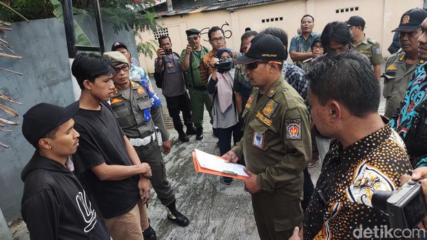 Satpol PP DIY menyegel kos eksklusif di Condongcatur, Depok, Sleman, Kamis (6/7/2023).