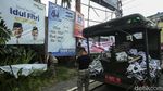 Satpol PP Tertibkan Atribut Partai di Depok