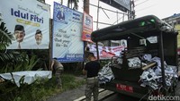 Petugas melakukan penyisiran dengan menggunakan mobil Satpol PP.  