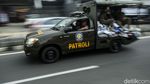 Satpol PP Tertibkan Atribut Partai di Depok