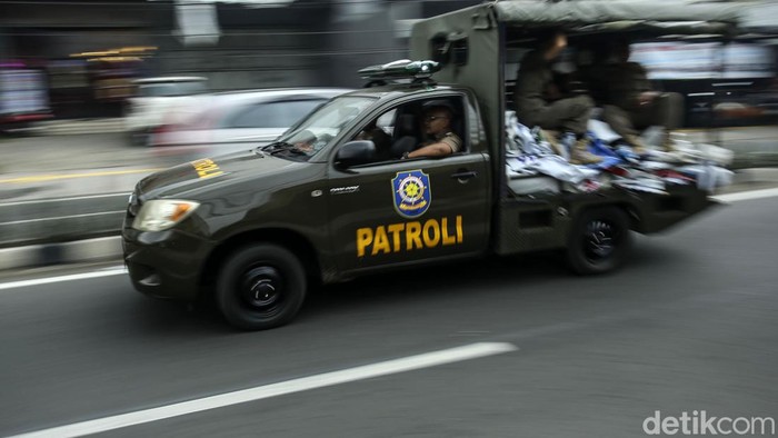Petugas Satpol PP dari Kelurahan Pancoran Mas menertibkan atribut partai politik di Depok, Kamis (6/7/2023).