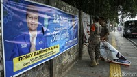 Penertiban itu dilakukan sesuai dengan Surat Edaran dari Wali Kota Depok Mohammad Idris terkait penertiban media promosi partai politik berupa baliho, spanduk, dan sejenisnya.  