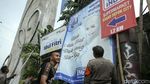 Satpol PP Tertibkan Atribut Partai di Depok