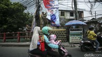 Petugas menertibkan atribut parpol seperti baliho hingga bendera yang menempel di pohon, tiang listrik hingga fasilitas publik.