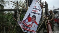 Pemasangan atribut di fasilitas umum hanya dibolehkan ketika parpol sudah mengantongi izin.  