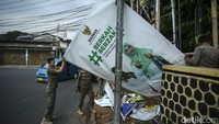 Selain atribut partai, sejumlah spanduk maupun baliho yang dipasang tanpa izin turut ditertibkan.