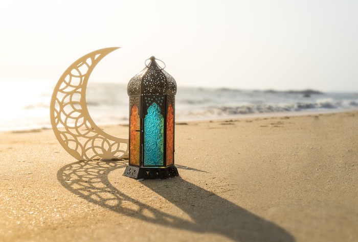 Muharram adalah awal bulan Tahun Hijriah. Tahun Baru Hijriah atau Tahun Baru Islam dirayakan setiap tahun oleh umat Muslim.  Simak sejarah bulan Muharram!