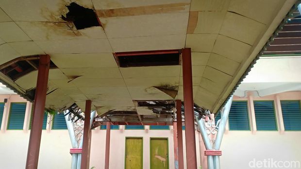 Sejumlah atap GOR berlubang dan bocor saat hujan