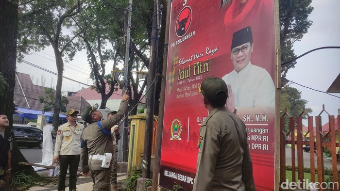 Sejumlah baliho bandel dicopot di Malang