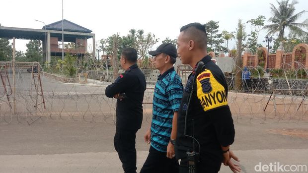 Sekat dab barikade kawat berduri di depan gerbang Al-Zaytun.