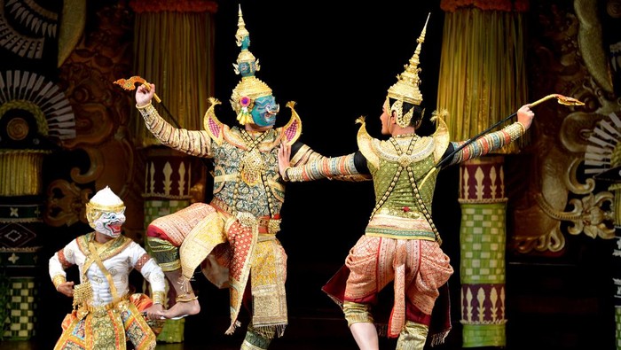 Seniman Thailand Tampil di Bali World Culture Celebration 2023 Seniman asal Thailand menampilkan pertunjukan tari saat tampil dalam Bali World Culture Celebration (BWCC) 2023 di Denpasar, Bali, Rabu (5/7/2023). Pertunjukan seni yang menampilkan sejumlah tarian tradisional Thailand dan tari kreasi oleh puluhan seniman dari Chandrakasem Rajabhat University Thailand itu diselenggarakan untuk memeriahkan perayaan kebudayaan dunia di Bali sebagai salah satu rangkaian Pesta Kesenian Bali ke-45.