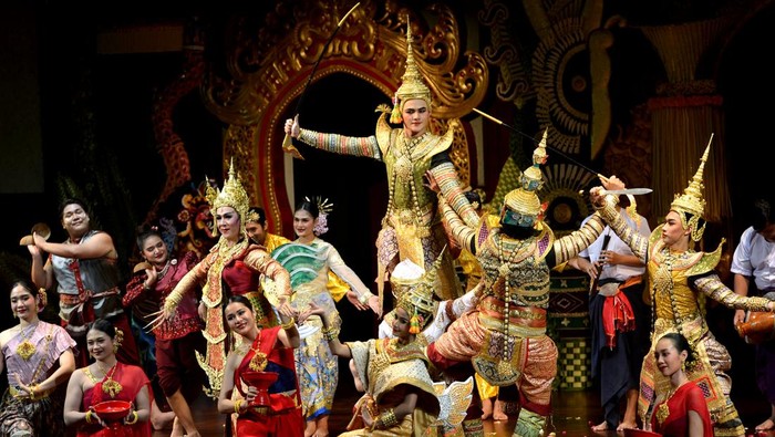 Seniman asal Thailand menampilkan pertunjukan tari saat tampil dalam Bali World Culture Celebration (BWCC) 2023 di Denpasar, Bali, Rabu (5/7/2023). Pertunjukan seni yang menampilkan sejumlah tarian tradisional Thailand dan tari kreasi oleh puluhan seniman dari Chandrakasem Rajabhat University Thailand itu diselenggarakan untuk memeriahkan perayaan kebudayaan dunia di Bali sebagai salah satu rangkaian Pesta Kesenian Bali ke-45.