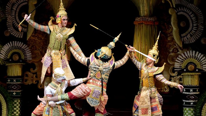 Seniman asal Thailand menampilkan pertunjukan tari saat tampil dalam Bali World Culture Celebration (BWCC) 2023 di Denpasar, Bali, Rabu (5/7/2023). Pertunjukan seni yang menampilkan sejumlah tarian tradisional Thailand dan tari kreasi oleh puluhan seniman dari Chandrakasem Rajabhat University Thailand itu diselenggarakan untuk memeriahkan perayaan kebudayaan dunia di Bali sebagai salah satu rangkaian Pesta Kesenian Bali ke-45.